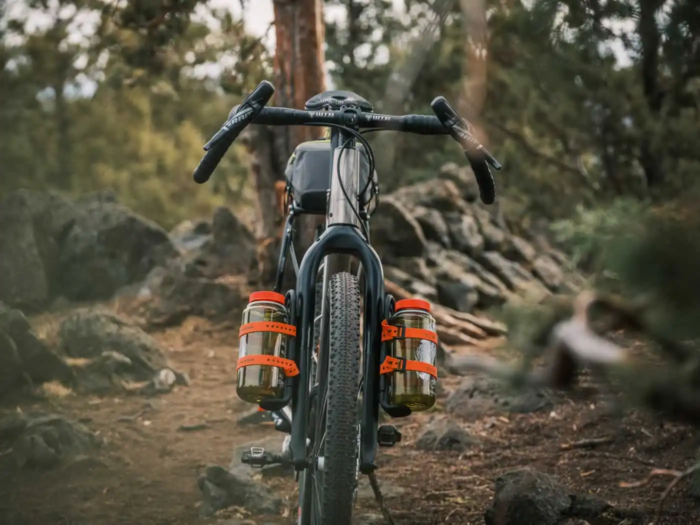 FLiP Cages CargoMount jaula bikepacking y soporte alforja de horquilla